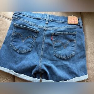 Levi's mid length women's Blue Denim shortssize 32